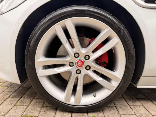 Jaguar XE 2.0 D R-Dynamic S 14