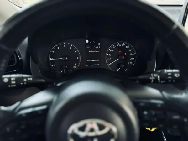 Toyota Yaris 1.0 VVT-i Comfort 8