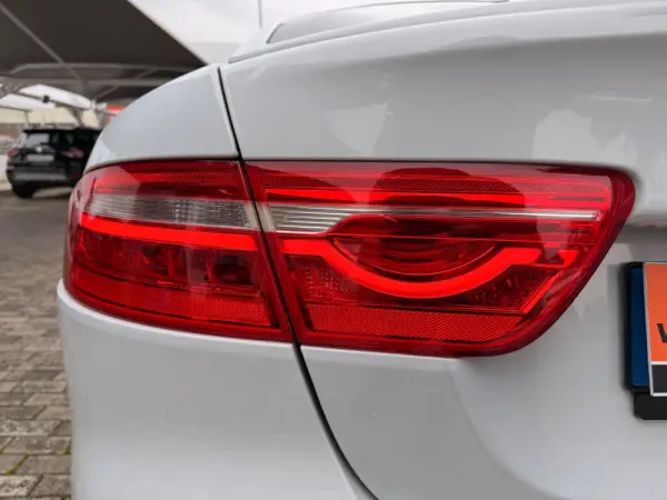 Jaguar XE 2.0 D R-Dynamic S 8