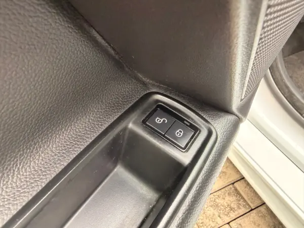 Jaguar XE 2.0 D R-Dynamic S 38