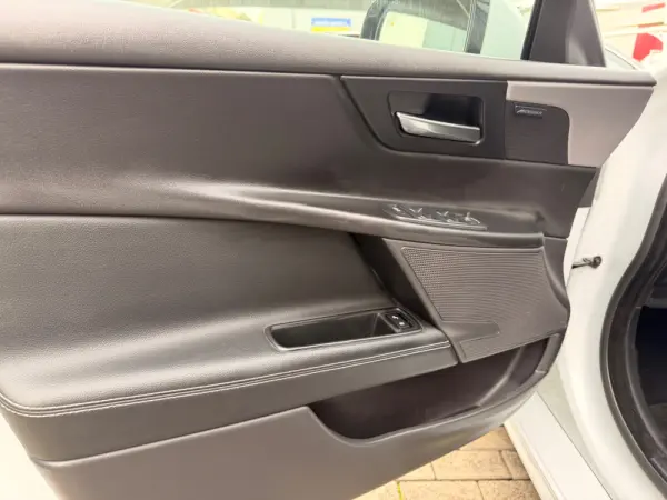 Jaguar XE 2.0 D 37