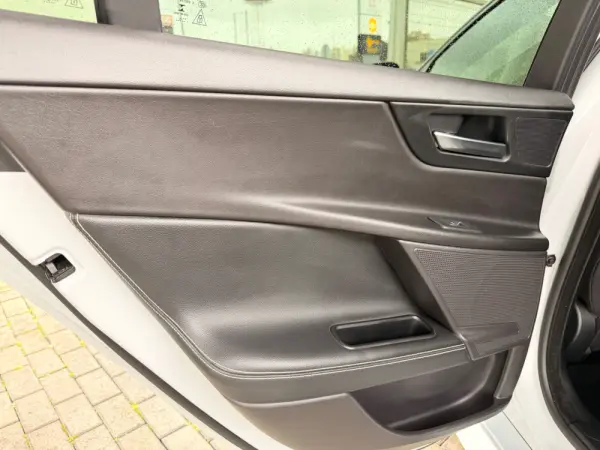 Jaguar XE 2.0 D R-Dynamic S 52