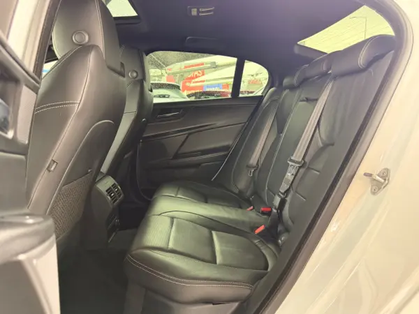 Jaguar XE 2.0 D R-Dynamic S 46