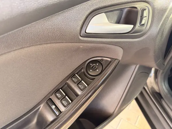 Ford Focus SW 1.5 TDCi EcoBlue Connected 42