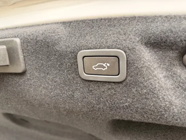 Jaguar XE 2.0 D R-Dynamic S 13