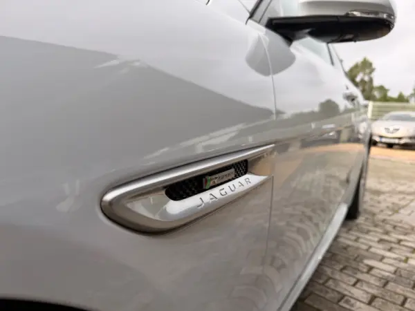 Jaguar XE 2.0 D R-Dynamic S 6