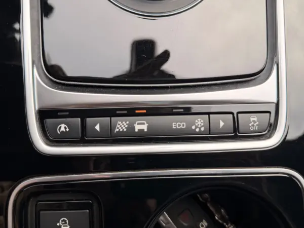 Jaguar XE 2.0 D R-Dynamic S 29