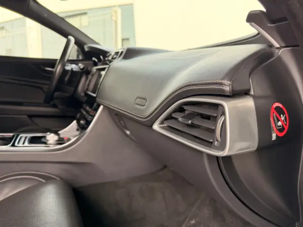 Jaguar XE 2.0 D R-Dynamic S 42