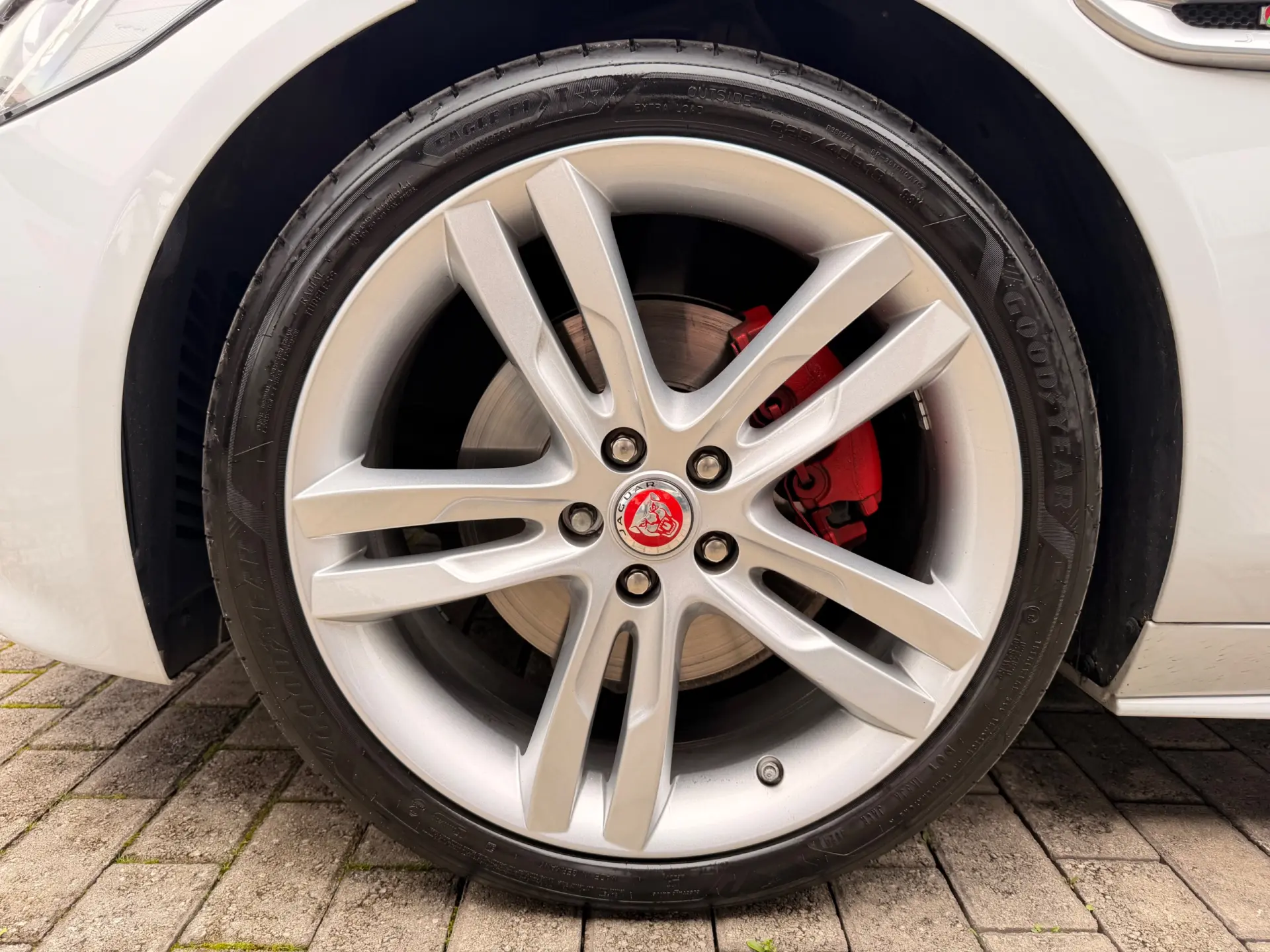 Jaguar XE 2.0 D R-Dynamic S 14