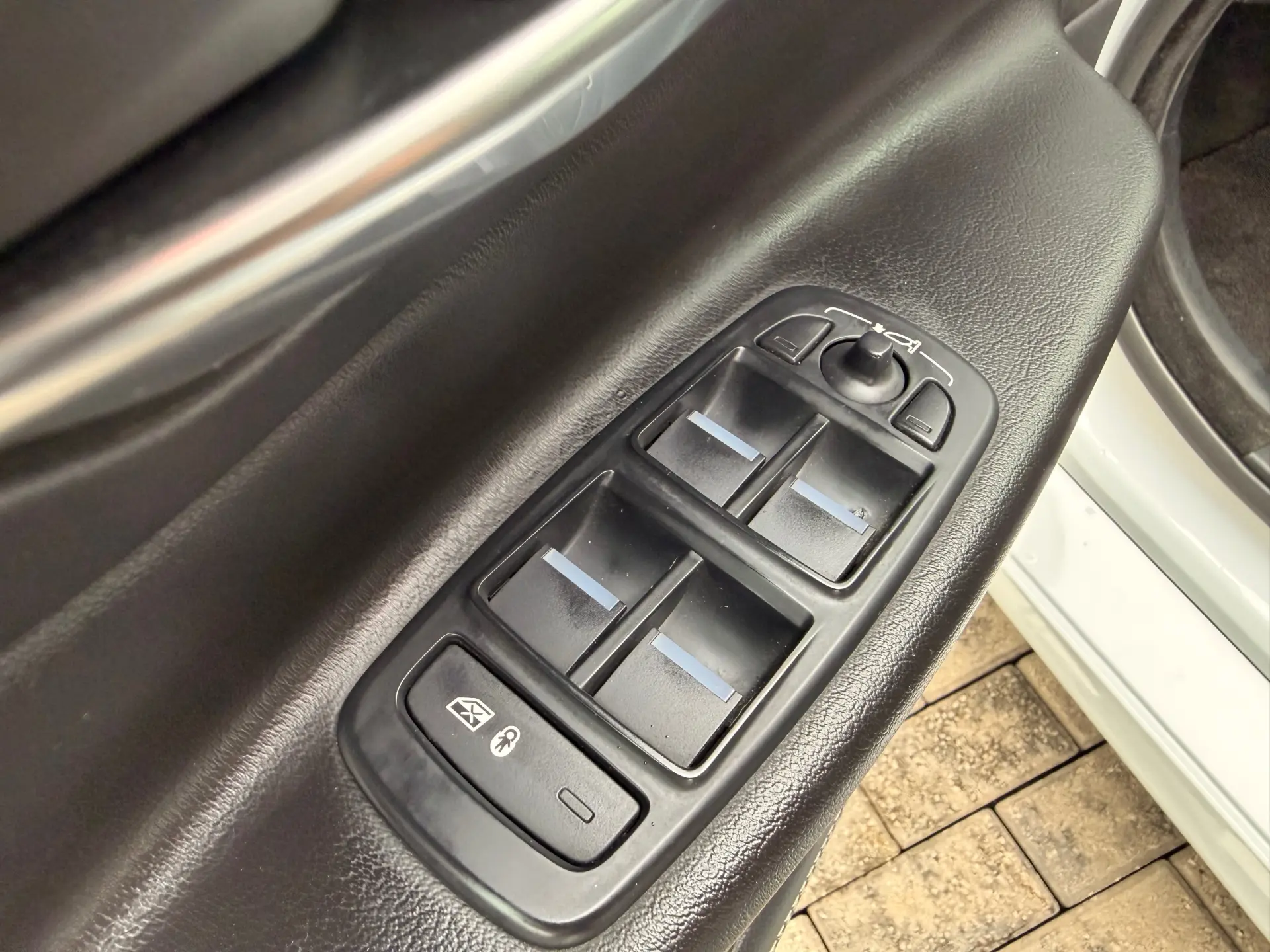 Jaguar XE 2.0 D R-Dynamic S 37