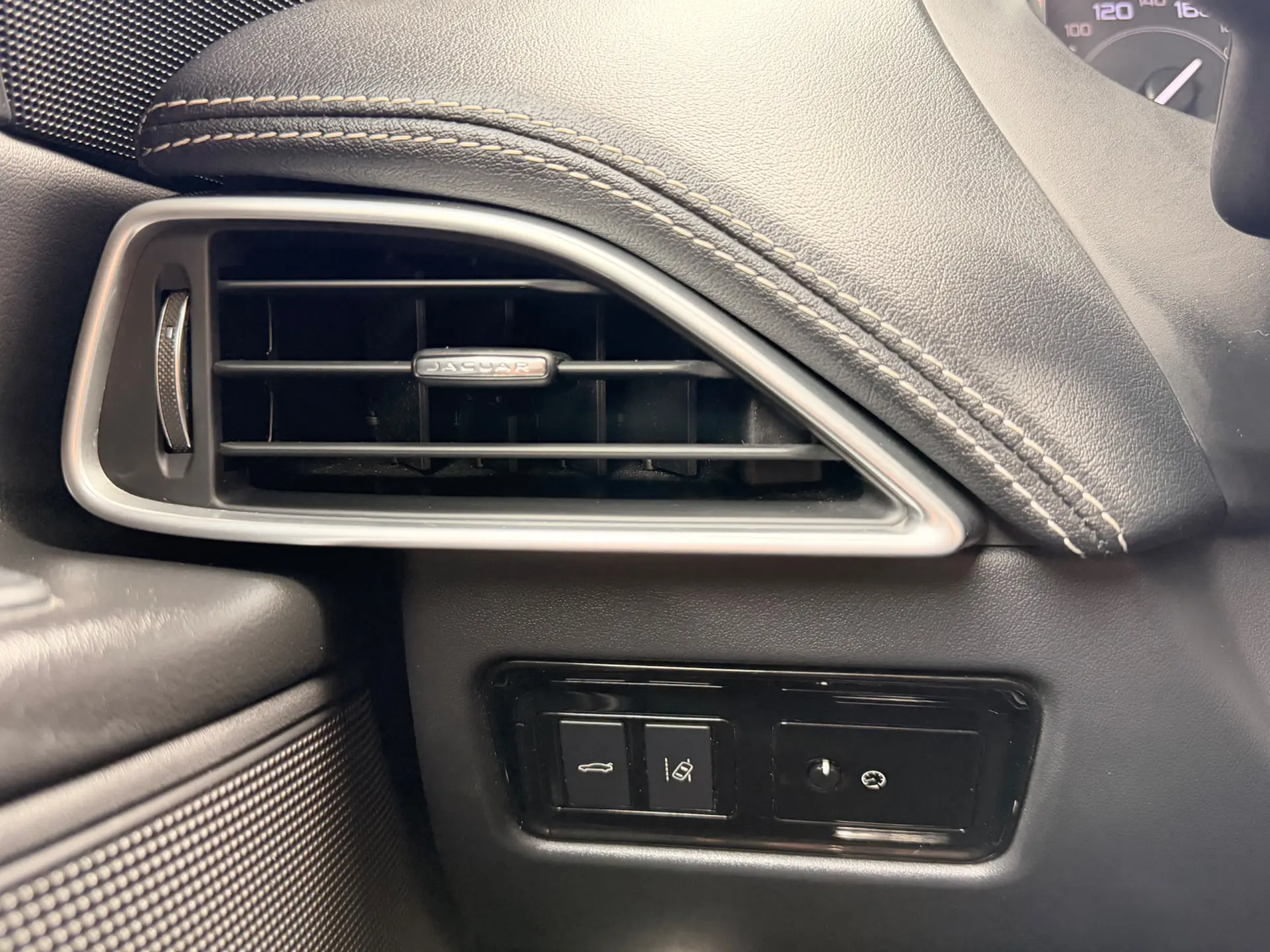 Jaguar XE 2.0 D R-Dynamic S 19