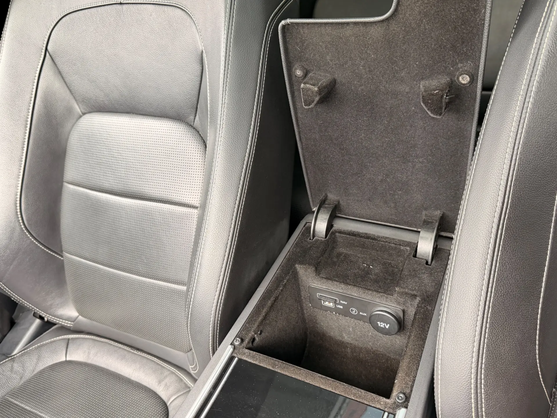 Jaguar XE 2.0 D R-Dynamic S 31