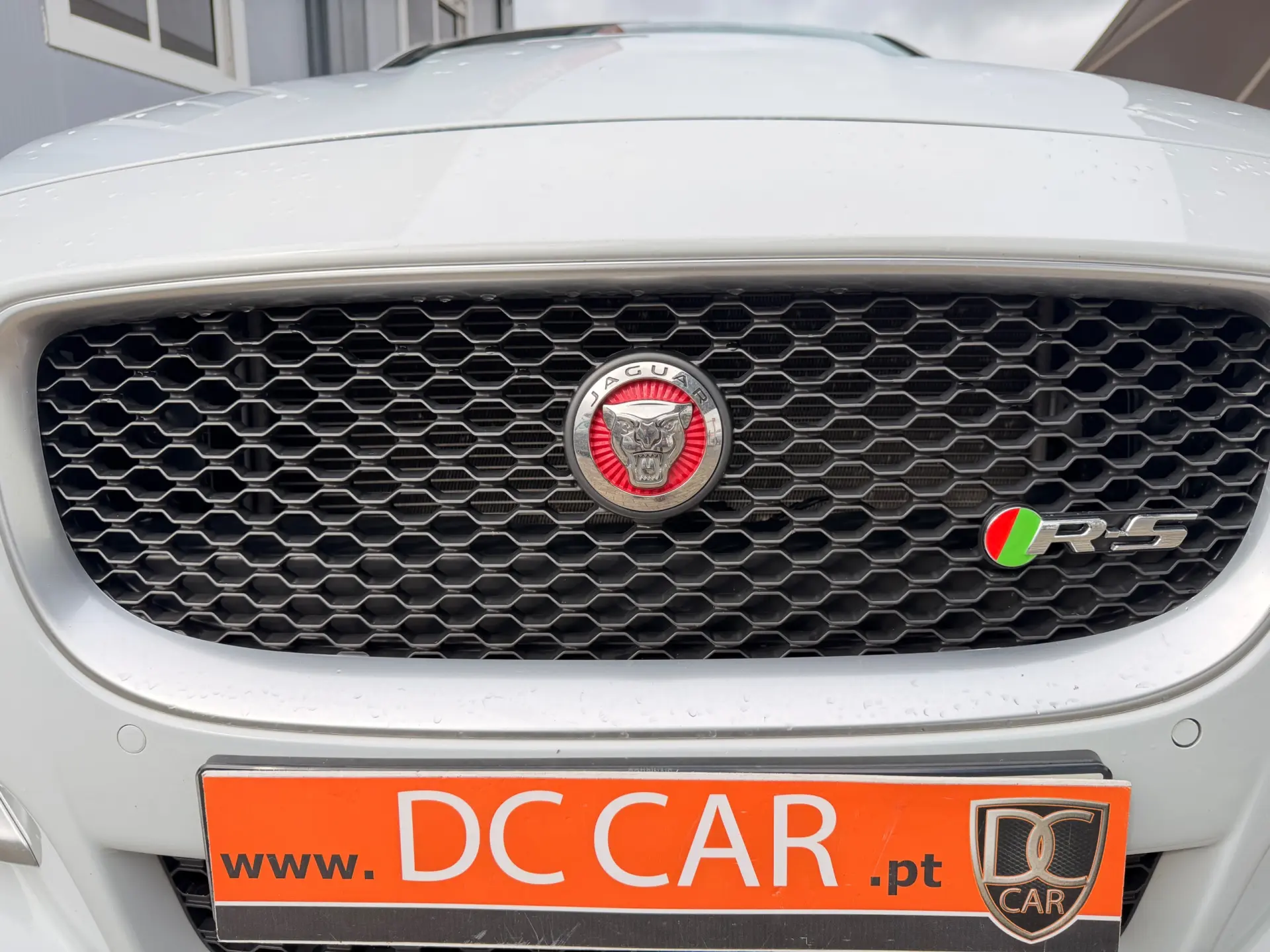 Jaguar XE 2.0 D R-Dynamic S 4