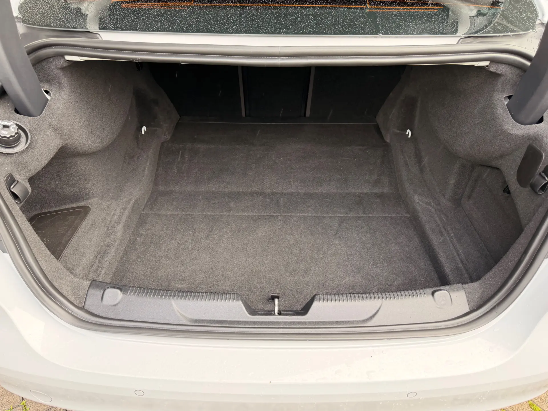 Jaguar XE 2.0 D R-Dynamic S 12