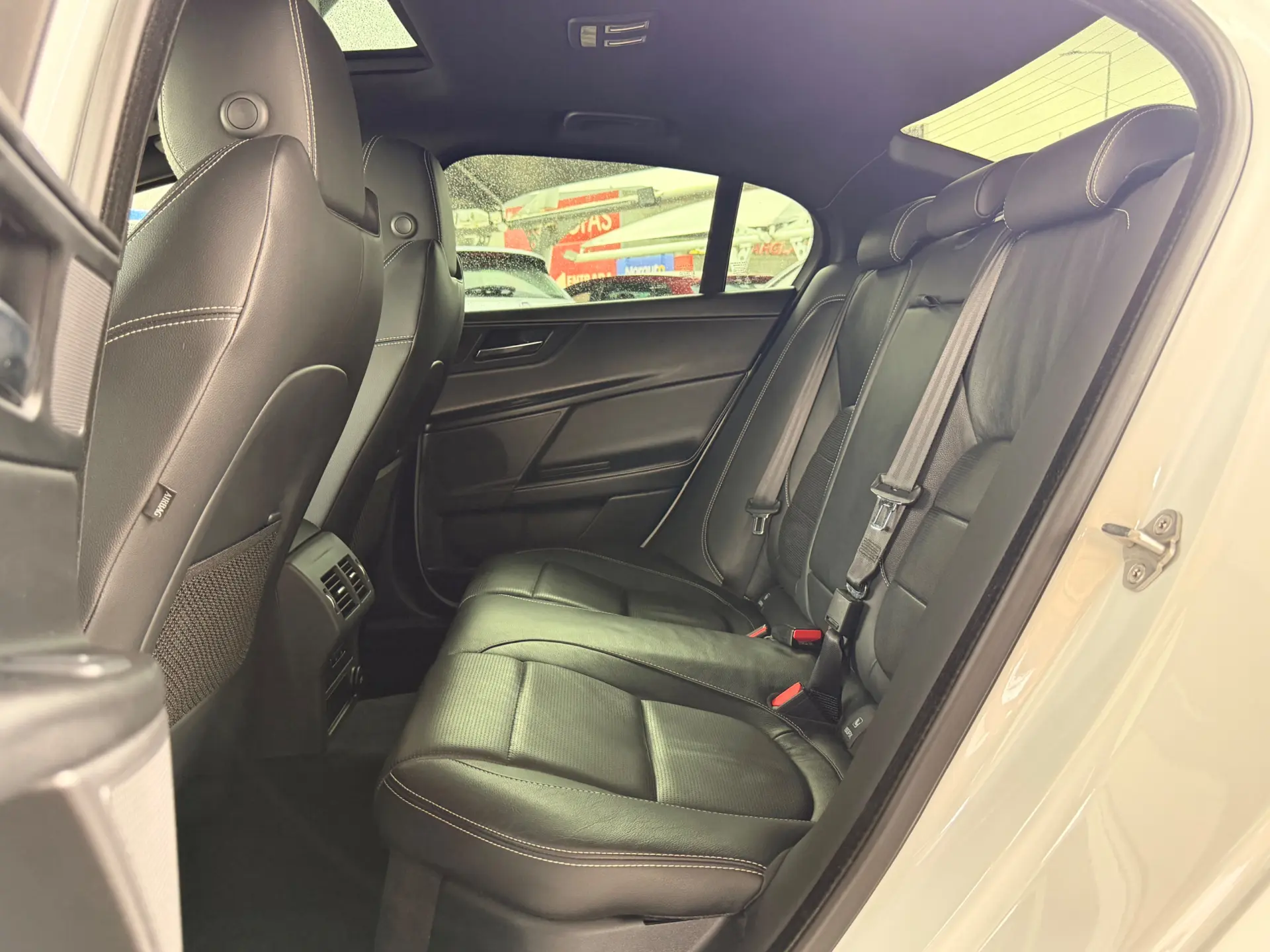 Jaguar XE 2.0 D R-Dynamic S 46