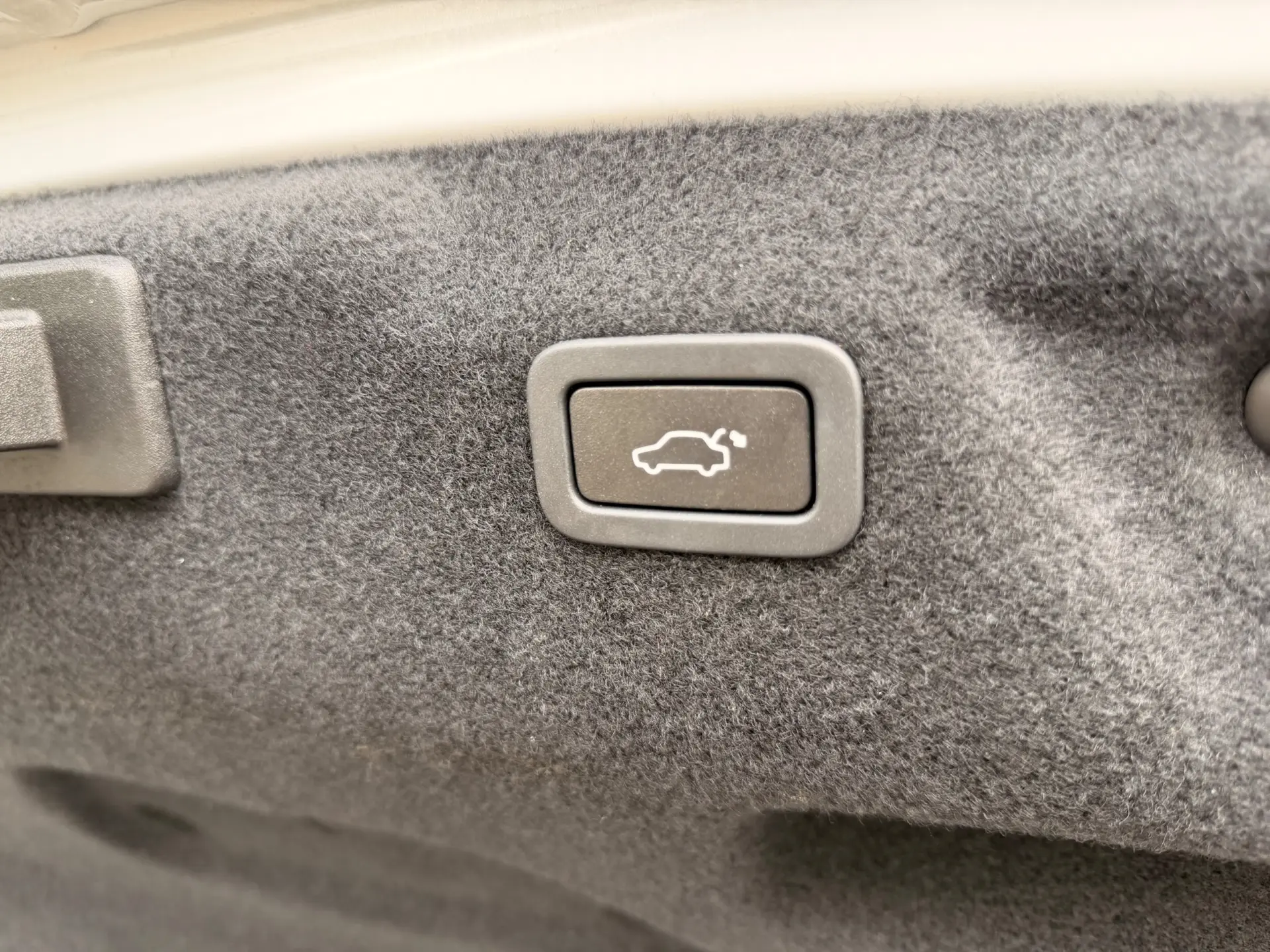 Jaguar XE 2.0 D R-Dynamic S 13