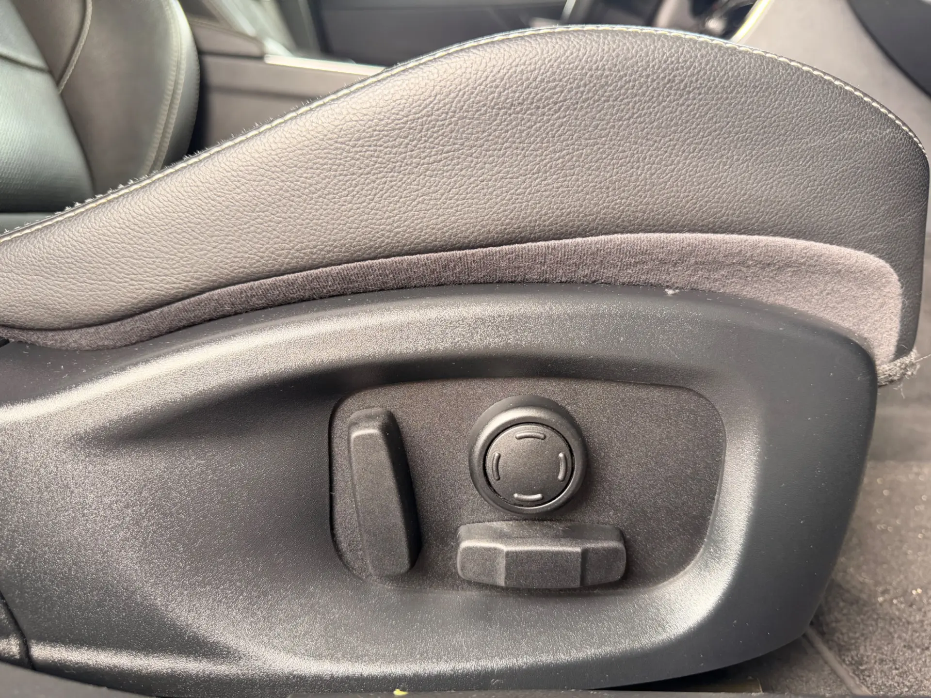 Jaguar XE 2.0 D R-Dynamic S 44