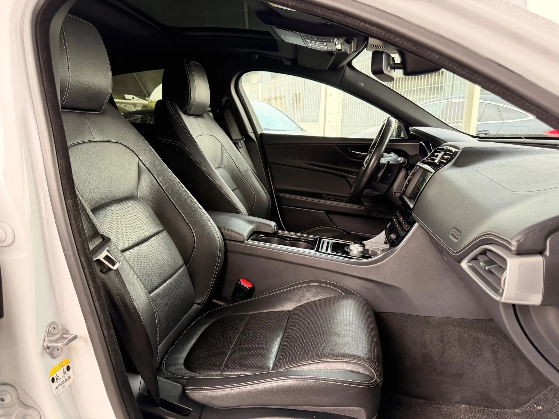 Jaguar XE 2.0 D R-Dynamic S 43