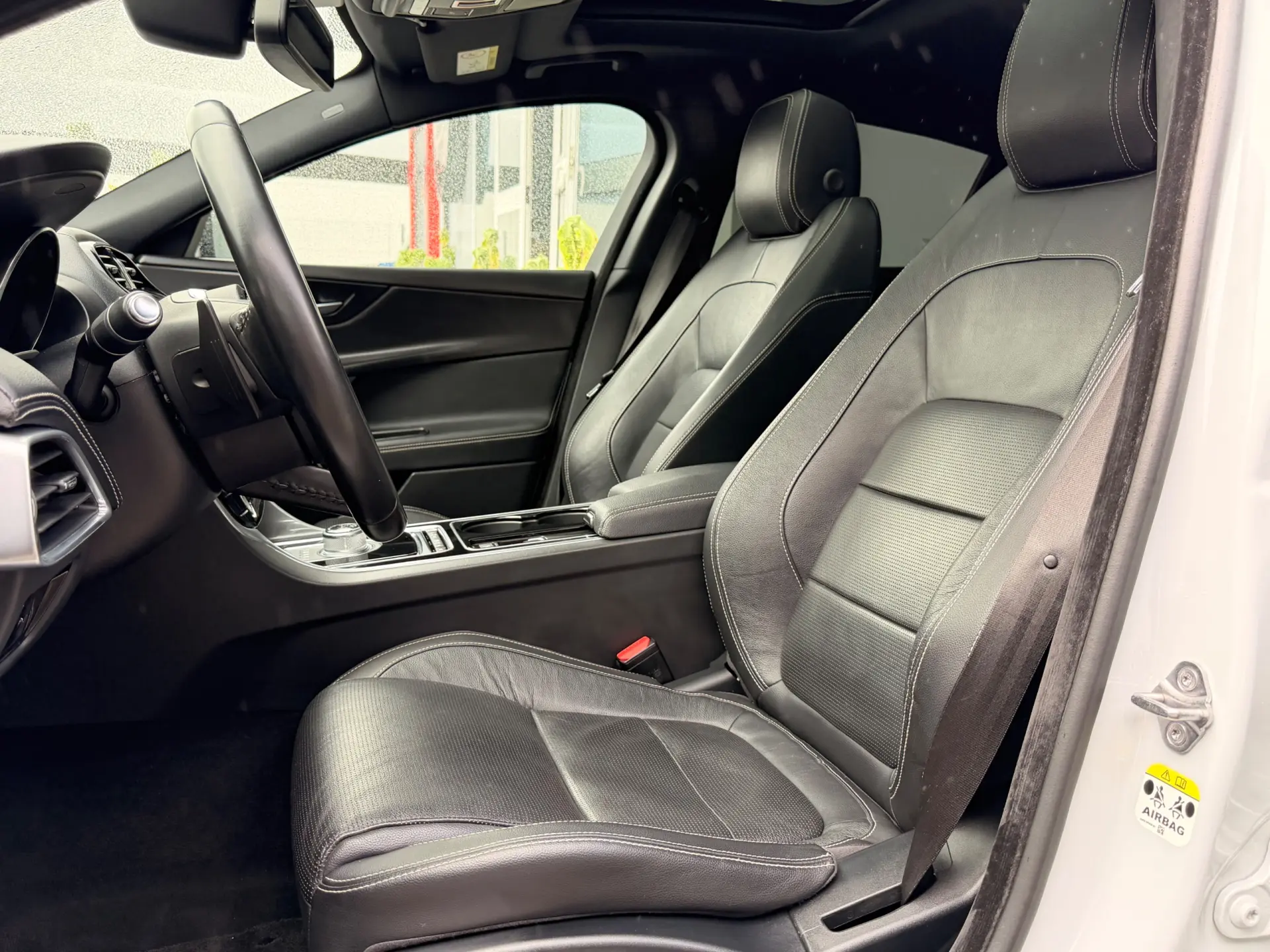 Jaguar XE 2.0 D R-Dynamic S 33