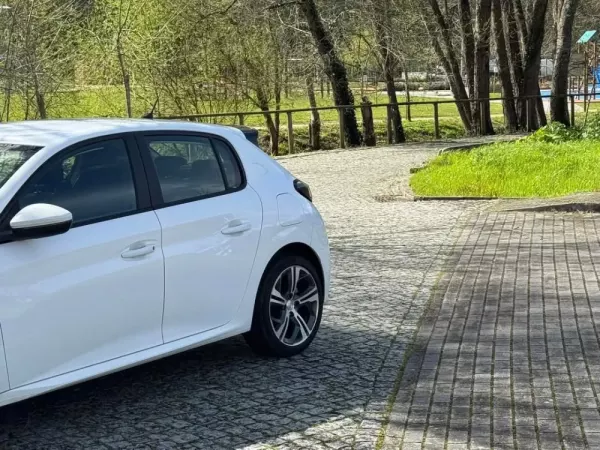 Peugeot 208 1.2 PureTech Allure EAT8 4