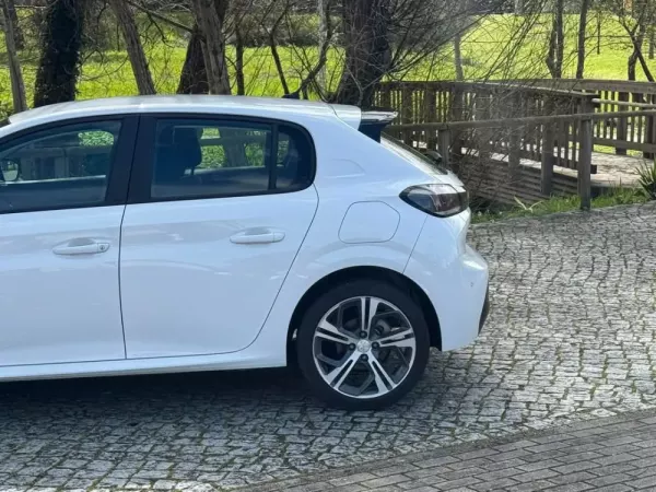 Peugeot 208 1.2 PureTech Allure EAT8 11