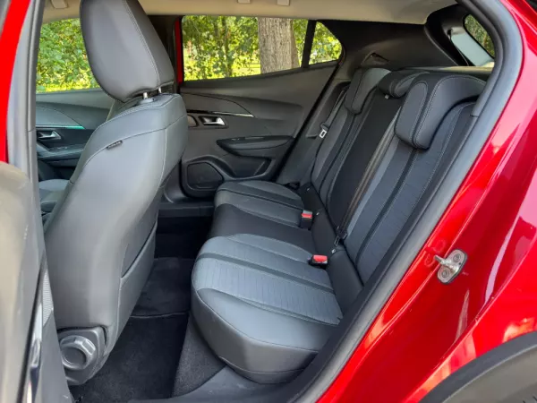 Peugeot e-2008 50 kWh Allure 26