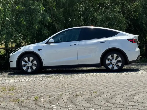 Tesla Model Y Long Range Dual Motor AWD 9