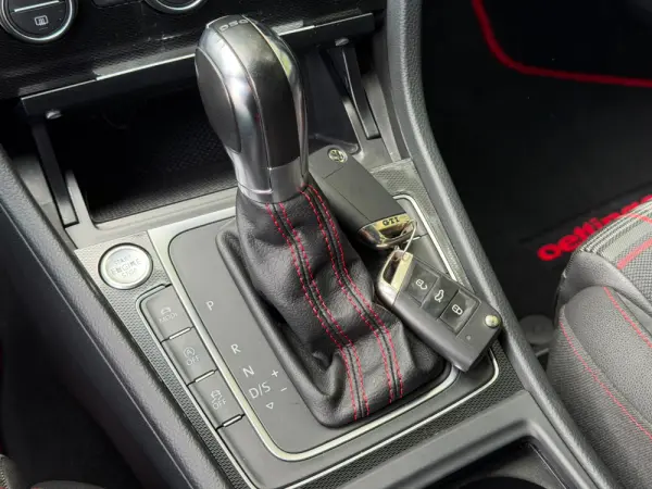 Volkswagen Golf 2.0 TSi R DSG 25