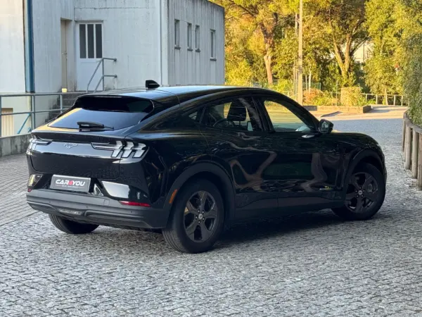 Ford Mustang Mach-E 75.7 kWh Base 8