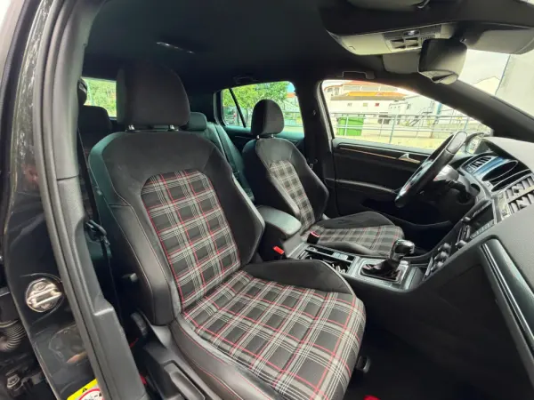 Volkswagen Golf 2.0 TSi R DSG 35