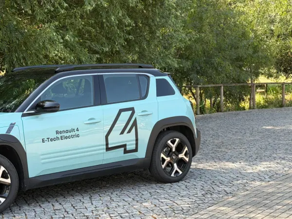 Renault 4 E-Tech 52 kWh Iconic Autonomia Conforto 3