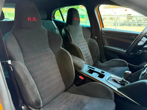 Renault Mégane 1.8 TCe R.S. EDC 32