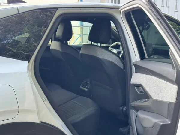 Peugeot 3008 1.2 Hybrid Allure e-DCS6 29