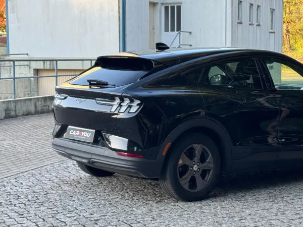 Ford Mustang Mach-E 75.7 kWh Base 6
