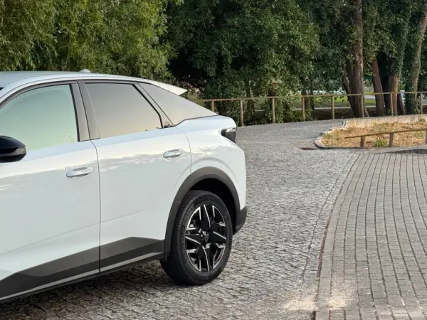 Peugeot 3008 1.2 Hybrid Allure e-DCS6 3