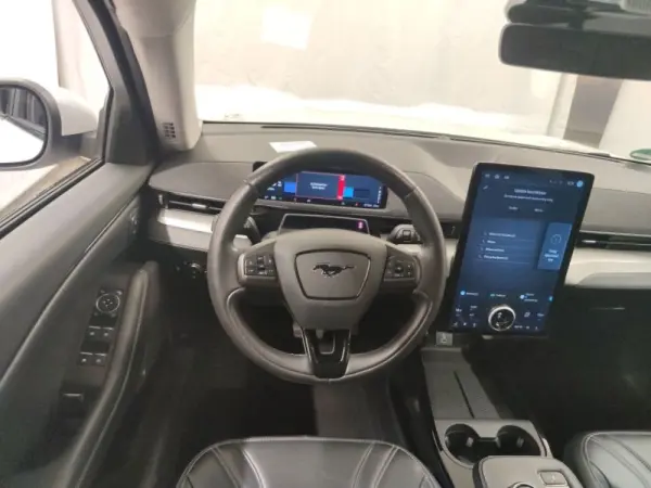 Ford Mustang Mach-E 75.7 kWh Base 8
