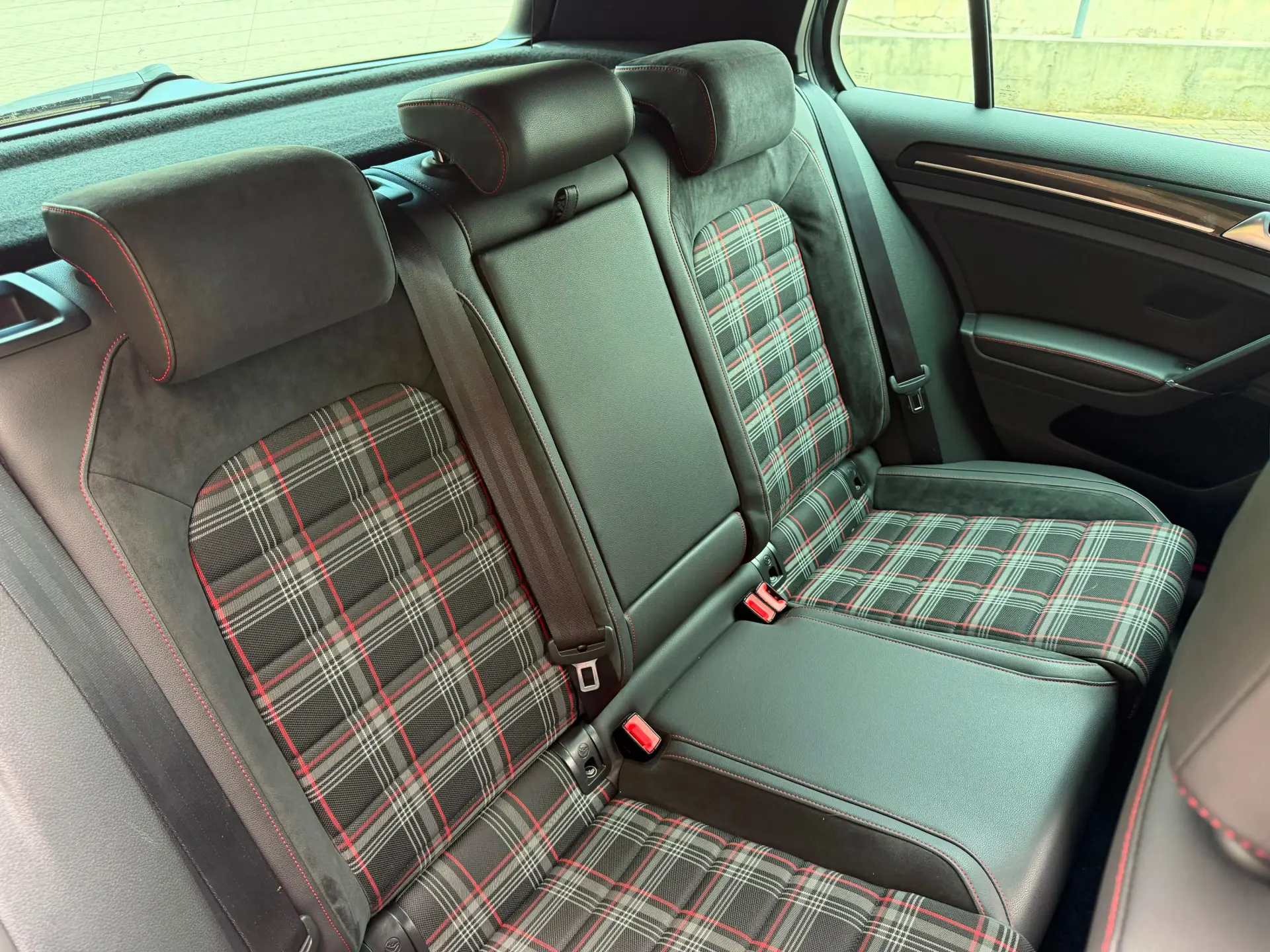 Volkswagen Golf 2.0 TSi R DSG 44