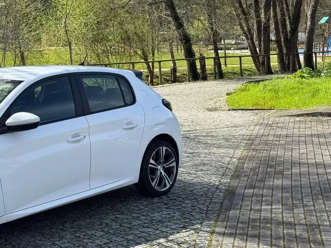Peugeot 208 1.2 PureTech Allure EAT8 4