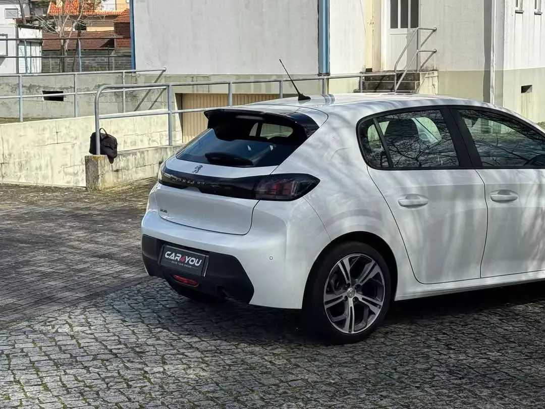 Peugeot 208 1.2 PureTech Allure EAT8 5