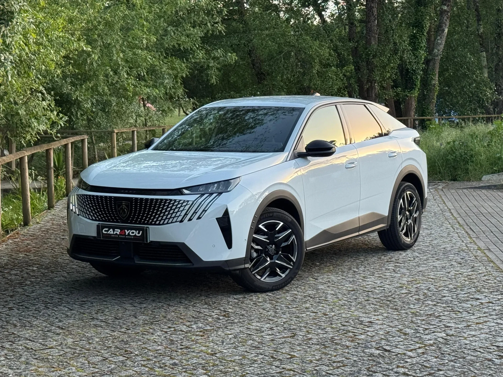 Peugeot 3008 1.2 Hybrid Allure e-DCS6 1