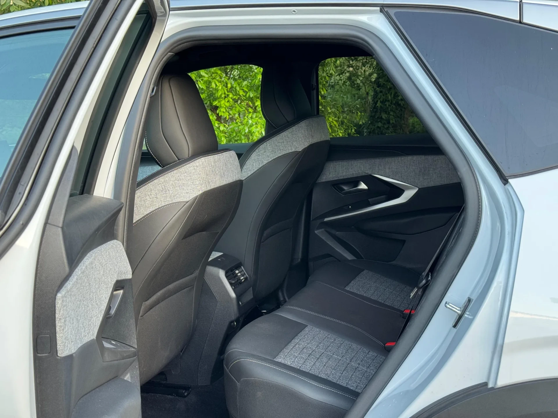 Peugeot 3008 1.2 Hybrid Allure e-DCS6 29
