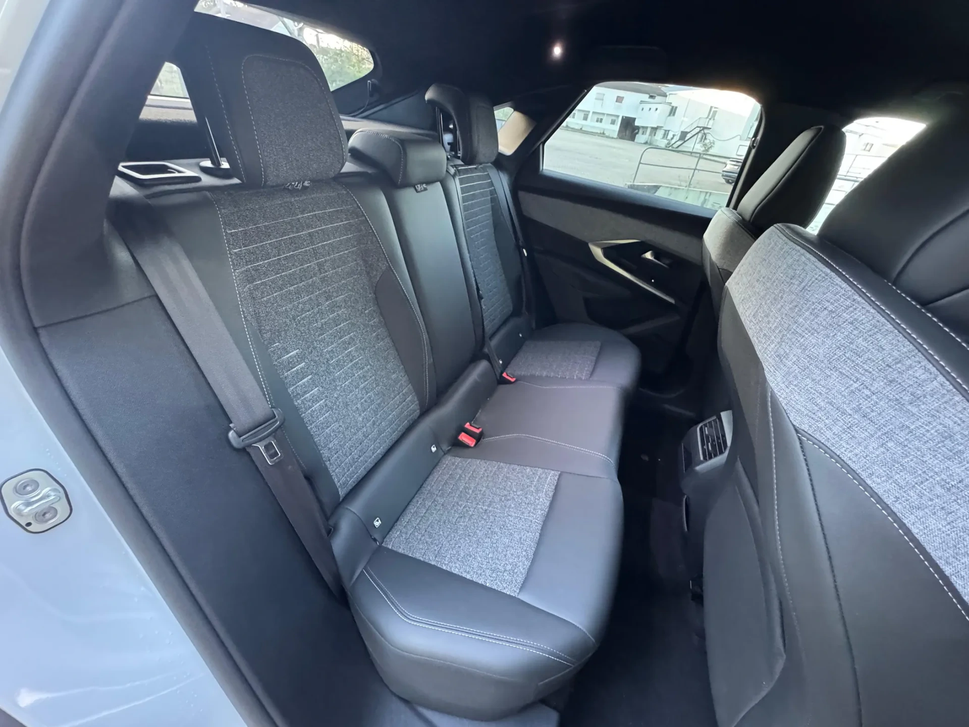 Peugeot 3008 1.2 Hybrid Allure e-DCS6 32