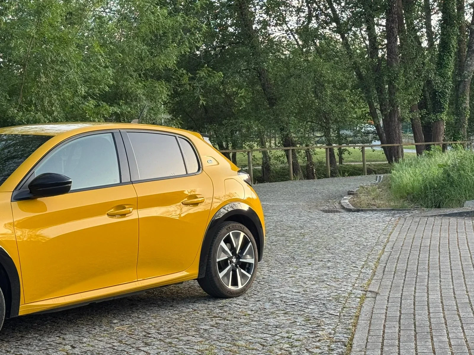 Peugeot e-208 50 kWh GT Line 3