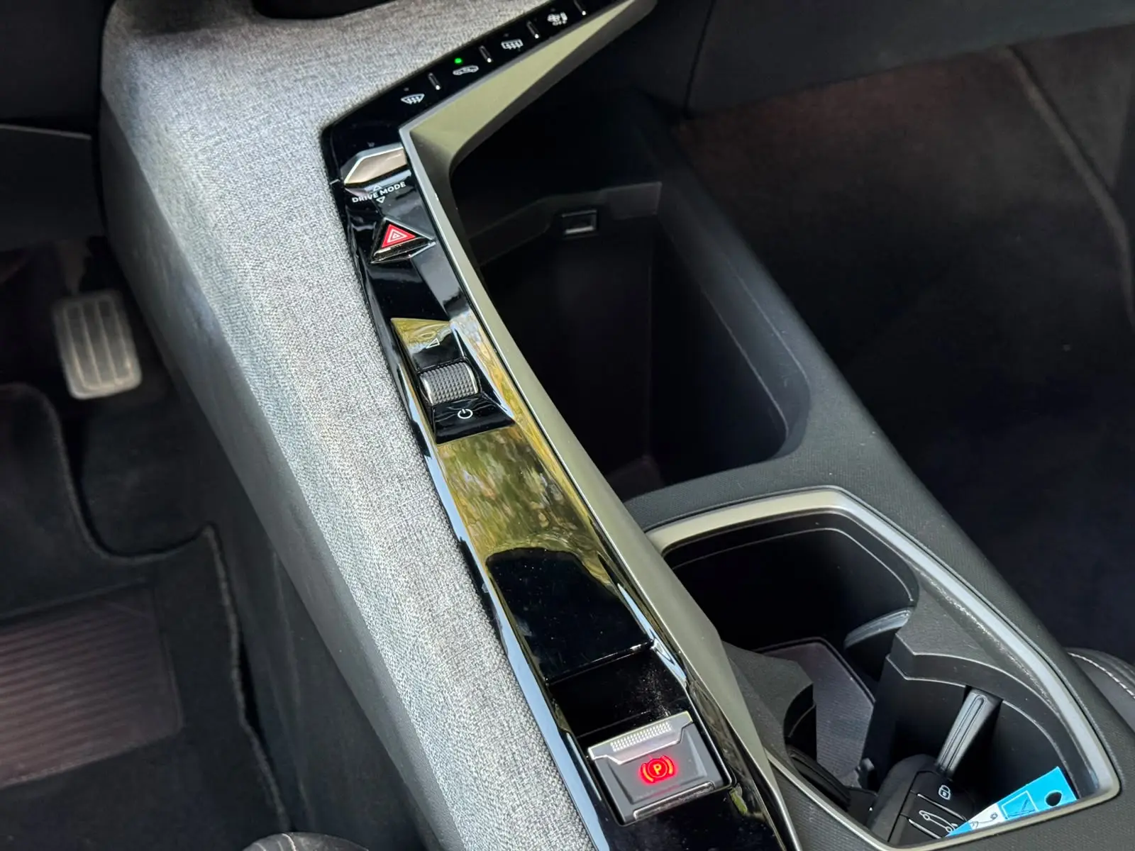 Peugeot 3008 1.2 Hybrid Allure e-DCS6 17