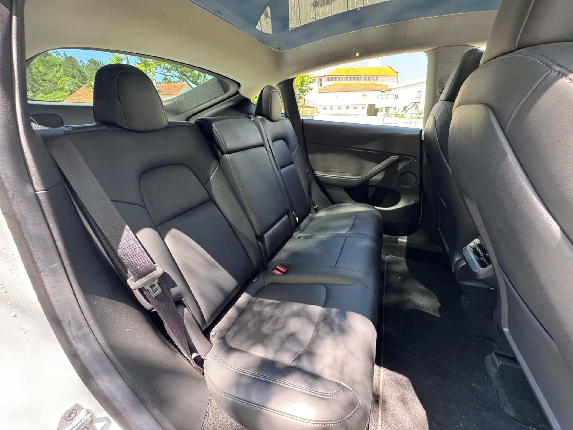 Tesla Model Y Long Range Dual Motor AWD 27