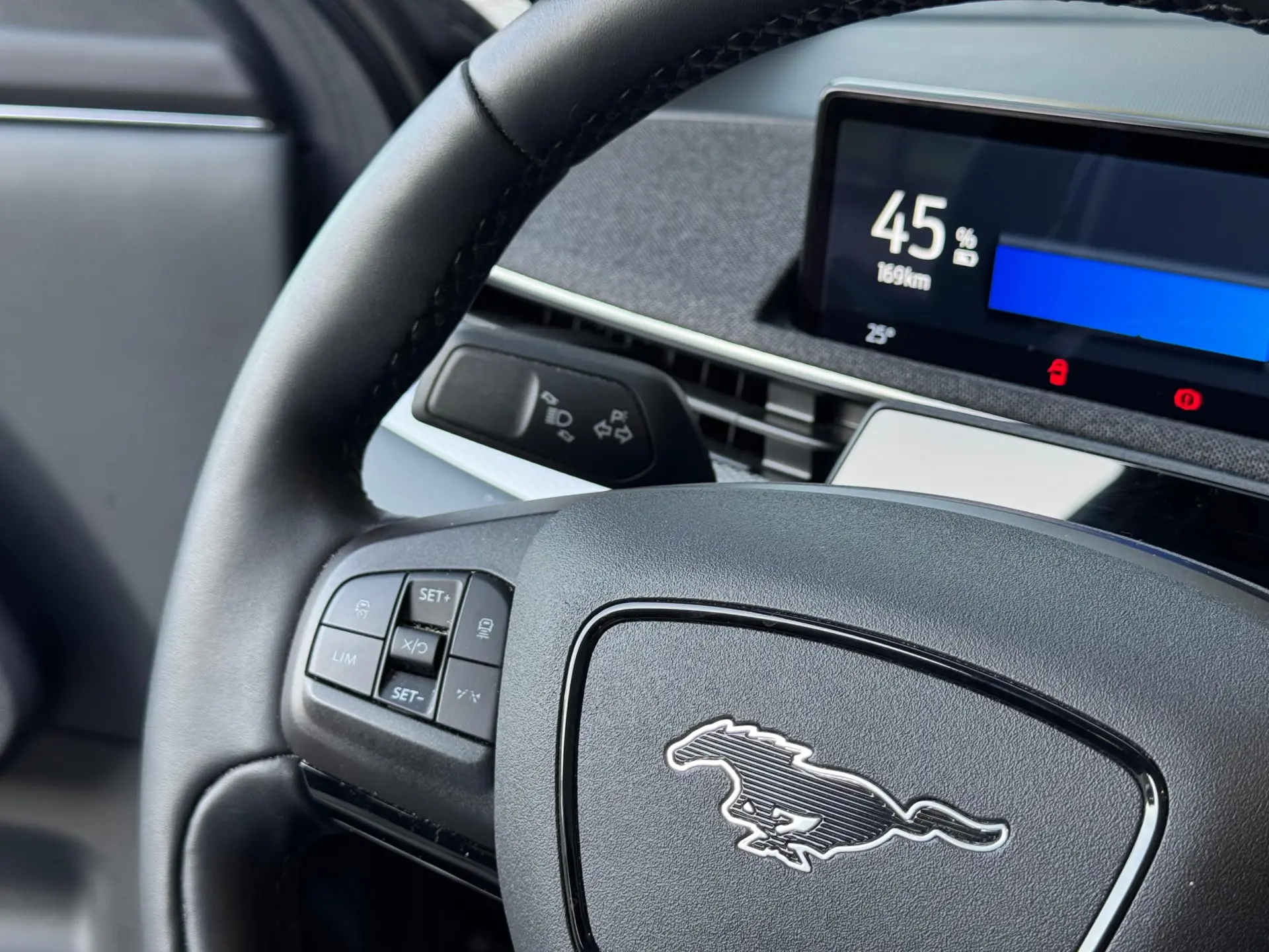 Ford Mustang Mach-E 75.7 kWh Base 19