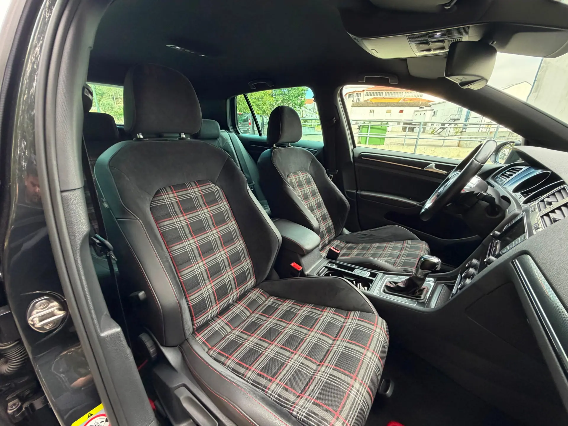 Volkswagen Golf 2.0 TSi R DSG 35