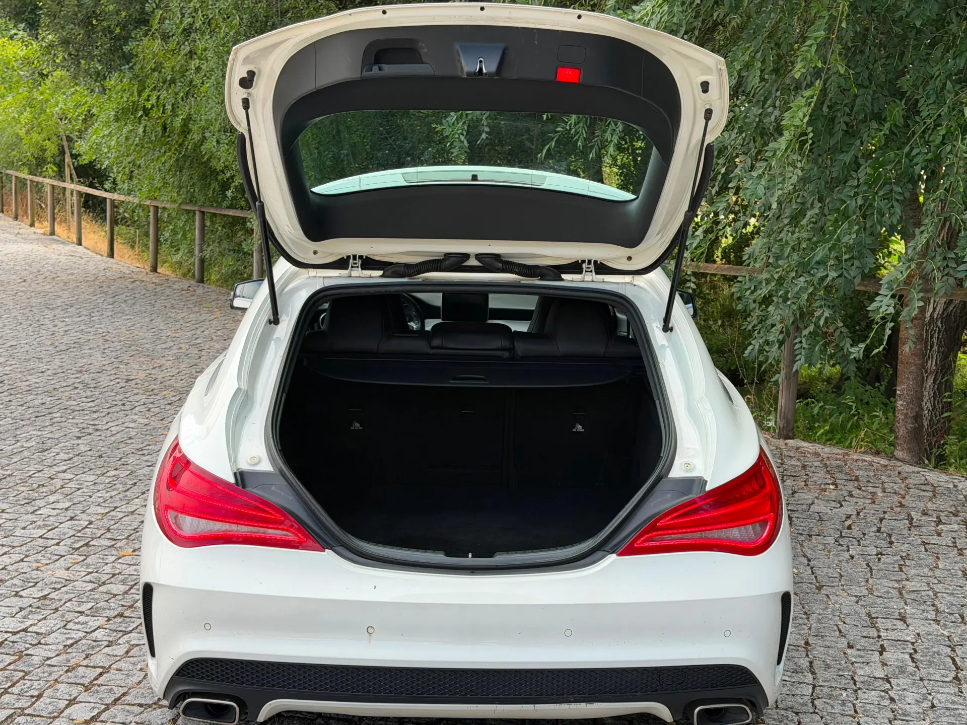 Mercedes-Benz CLA 220 d Shooting Brake AMG Line Aut. 12