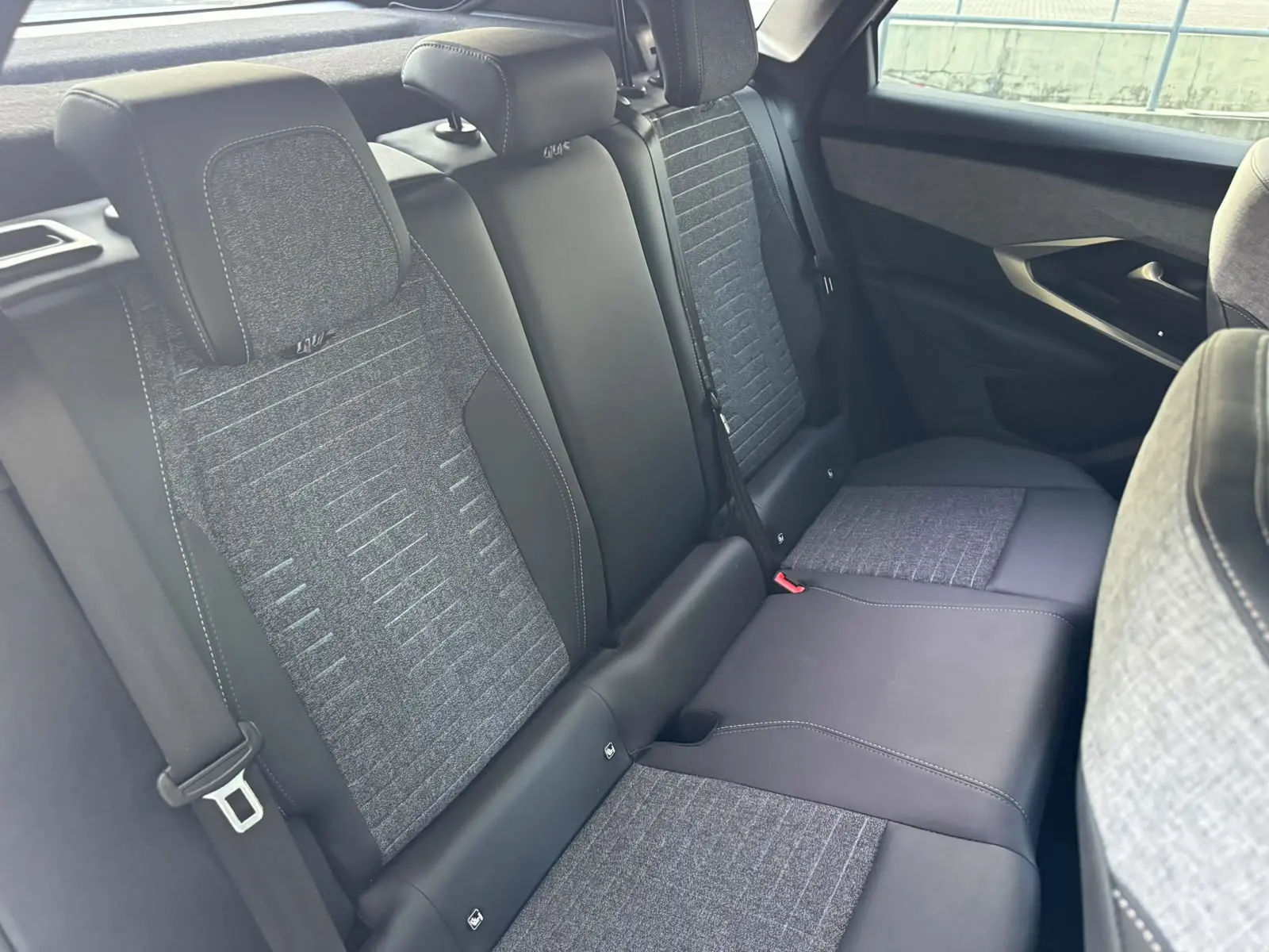 Peugeot 3008 1.2 Hybrid Allure e-DCS6 31