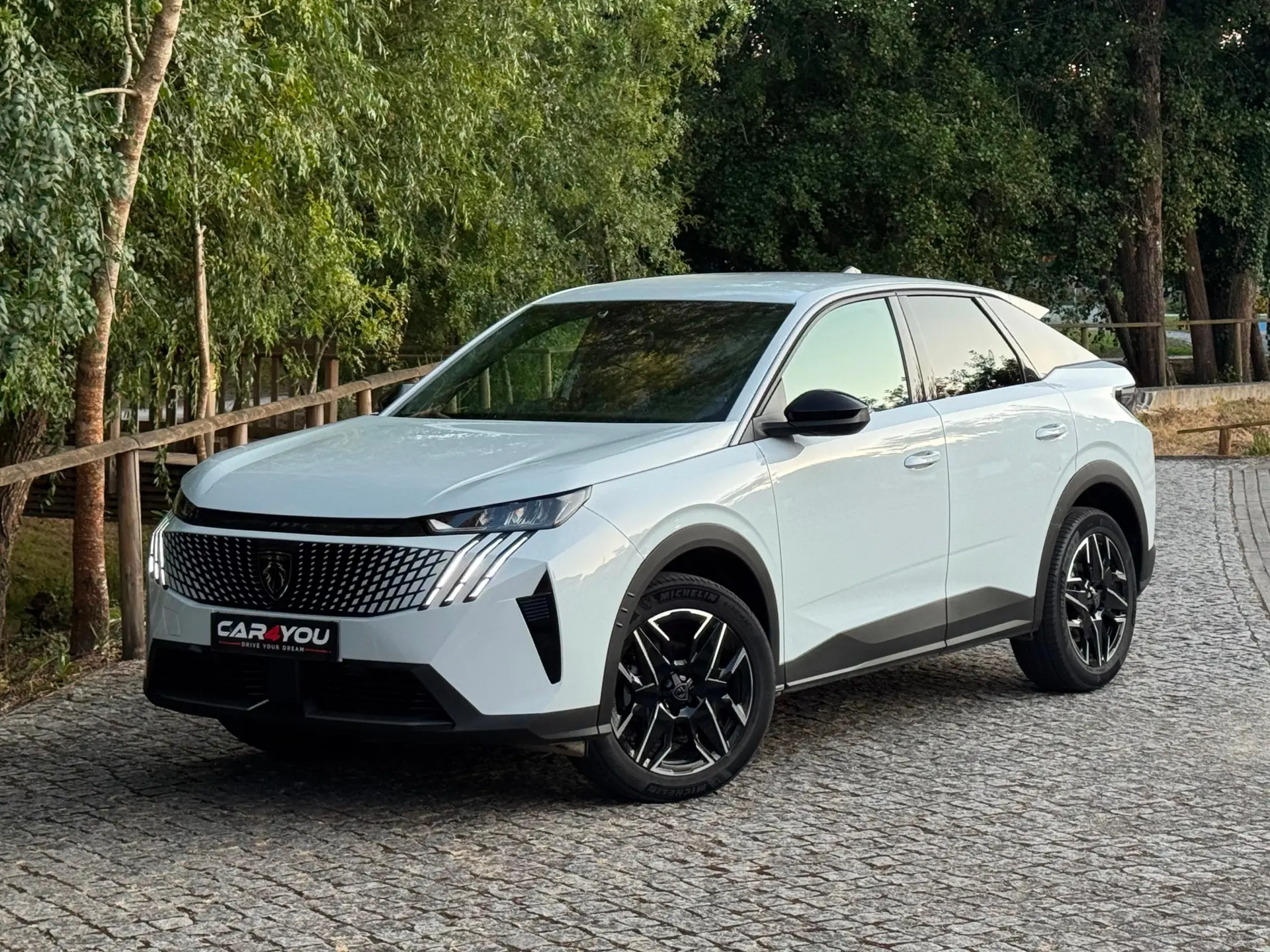 Peugeot 3008 1.2 Hybrid Allure e-DCS6 1